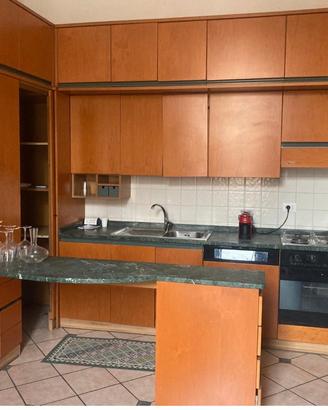 Cucina in legno massello con penisola box dispensa