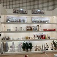 scaffale in legno  con ripiani illuminati a led 