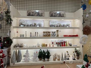 scaffale in legno  con ripiani illuminati a led 