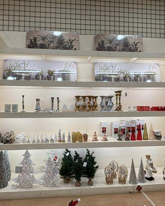 scaffale in legno  con ripiani illuminati a led 