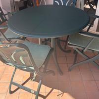 Tavolo da giardino.