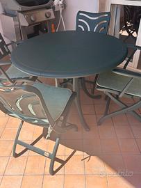 Tavolo da giardino.