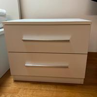 Comodini bianchi di legno