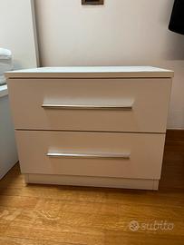 Comodini bianchi di legno