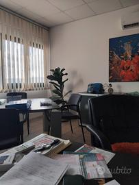 Locale uso ufficio arredato