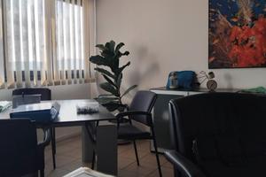 Locale uso ufficio arredato