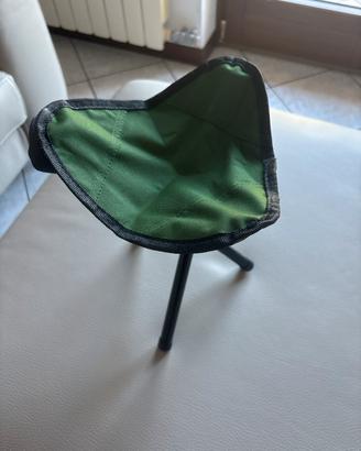 Sgabello campeggio tre piedi verde militare