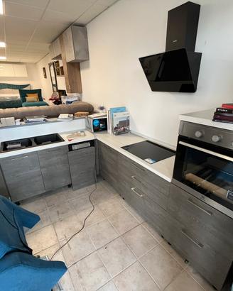 Cucina angolare nuova in allestimento