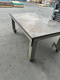 Tavolo con ruote e piano in ferro