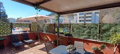 Pergolato con telo fisso e diloghe