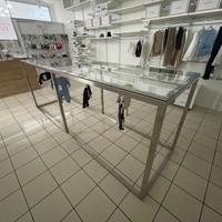 Banchi in acciaio con appenderia sottostante