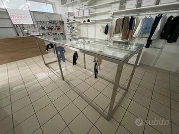 Banchi in acciaio con appenderia sottostante