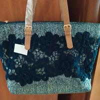 borsa nuova con applicato un ricamo in cotone
