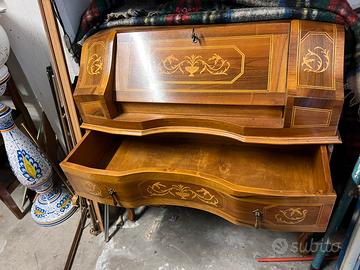 Vecchia ribaltina intarsiata, restaurata.