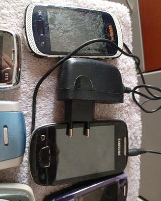 6 Cellulari vintage,2 con caricabatterie,.