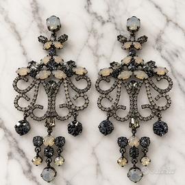 Orecchini chandelier M.K.L. London con cristalli