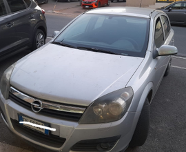 Opel Astra benzina e GPL con gancio di traino