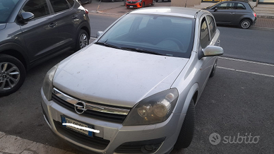 Opel Astra benzina e GPL con gancio di traino