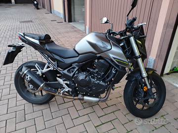 Honda Hornet 750 2023 grigia