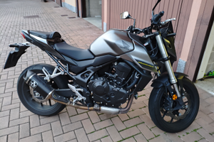 Honda Hornet 750 2023 grigia