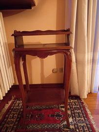 Tavolino in legno con 3 ripiani