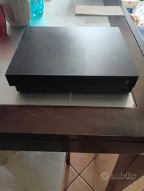 console Xbox One X 1tb + cuffie wif + 3 controller