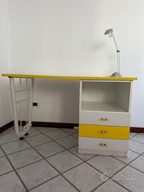 Scrivania bianca e gialla con comodini abbinato