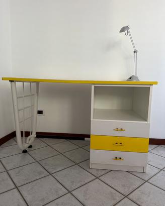 Scrivania bianca e gialla con comodini abbinato