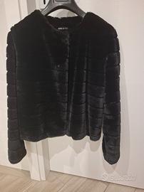 Giacca nera donna in pelliccia ecologica .