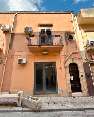 Locale commerciale a Partinico, Via F. Crispi