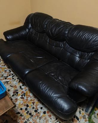 divano tre posti in pelle colore nero 