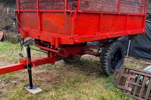 Rimorchio ribaltabile idraulico