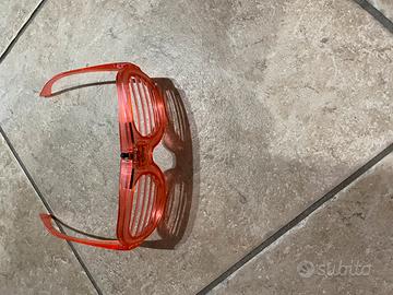 Occhiali rossi con luce