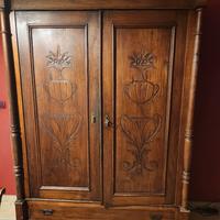 Armadio in legno a due ante