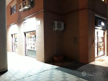 Locale commerciale via Cicerone 38, Pomezia