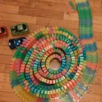 Pista macchinine con tre veicoli luminosi