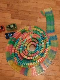 Pista macchinine con tre veicoli luminosi