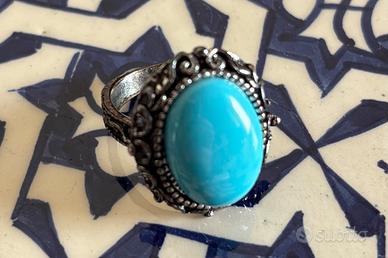 Anello con cabochon ovale in pasta di turchese