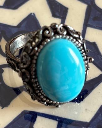 Anello con cabochon ovale in pasta di turchese