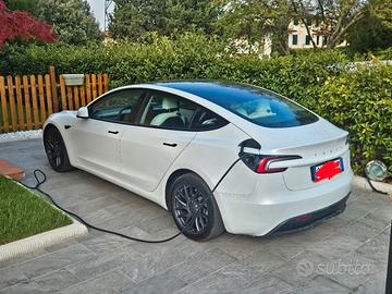 tesla model 3 premium piena di accessori