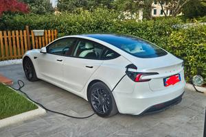 tesla model 3 premium piena di accessori