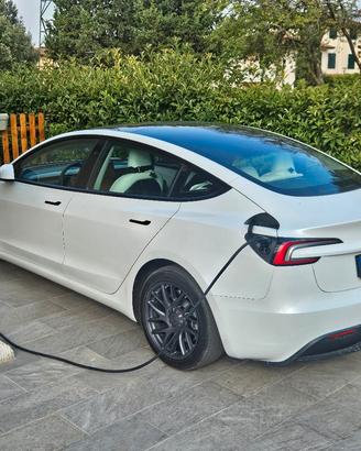 tesla model 3 premium piena di accessori
