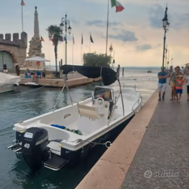 Barca a motore