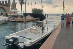 Barca a motore