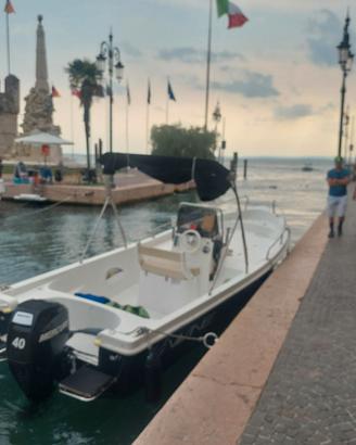 Barca a motore