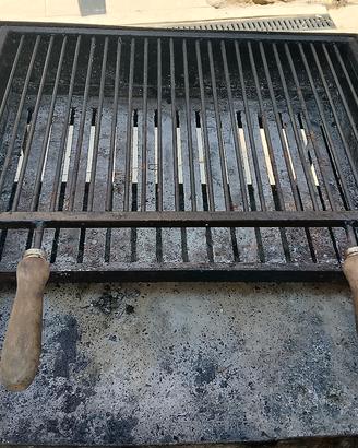 Barbecue artigianale in ferro pieno