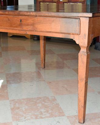 Antico tavolo toscano, quadrato, in noce