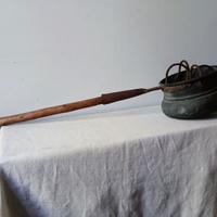 antico scaldaletto a brace, suora per il prete