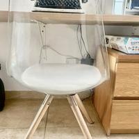 Sedia bianca trasparente