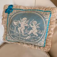 Cuscino con angioletti in pizzo